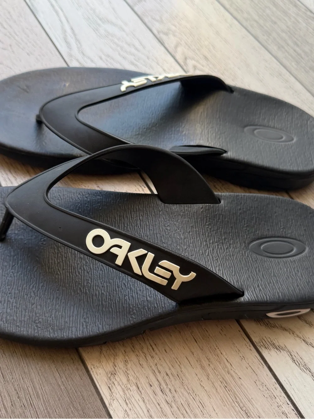 Oakley casual flip